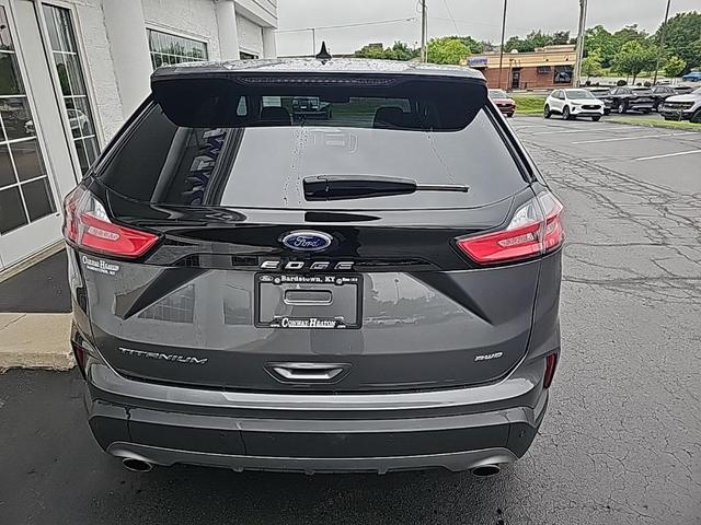 Photo of 2024 Gray Metallic Ford Edge