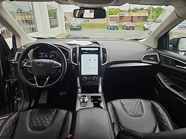 Photo of 2024 Gray Metallic Ford Edge
