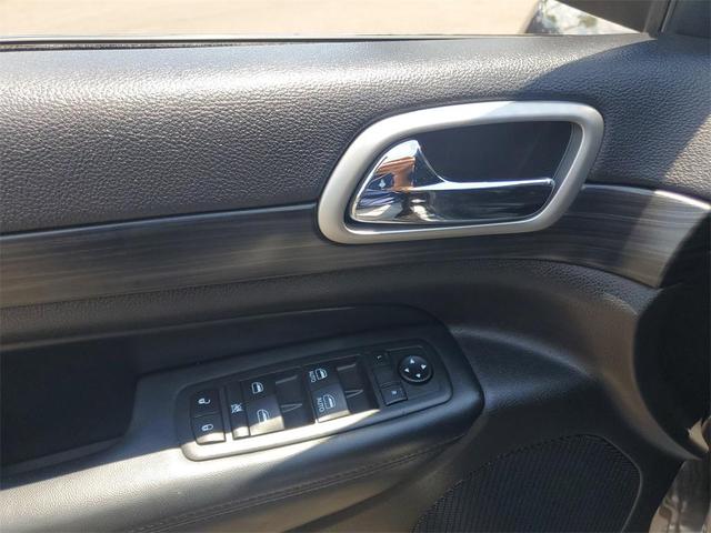 Photo of 2020 Granite Crystal Metallic Clearcoat Jeep Grand Cherokee