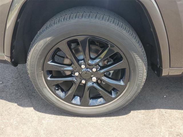 Photo of 2020 Granite Crystal Metallic Clearcoat Jeep Grand Cherokee