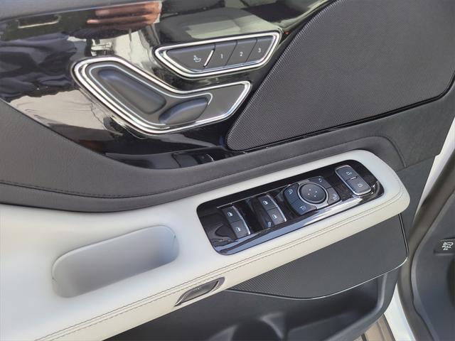 Photo of 2025 Pristine White Metallic Tri-Coat Lincoln Aviator
