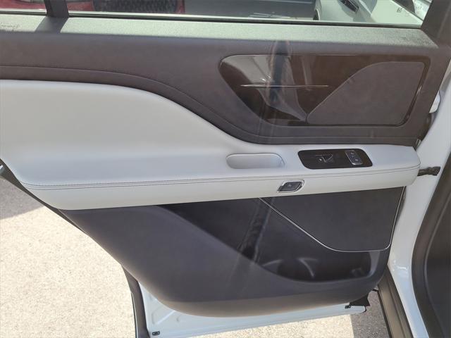 Photo of 2025 Pristine White Metallic Tri-Coat Lincoln Aviator