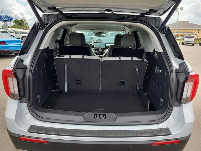 Photo of 2025 Space White Metallic Ford Explorer