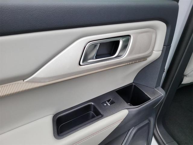 Photo of 2025 Space White Metallic Ford Explorer