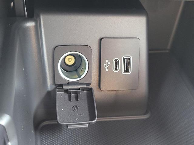Photo of 2025 Space White Metallic Ford Explorer