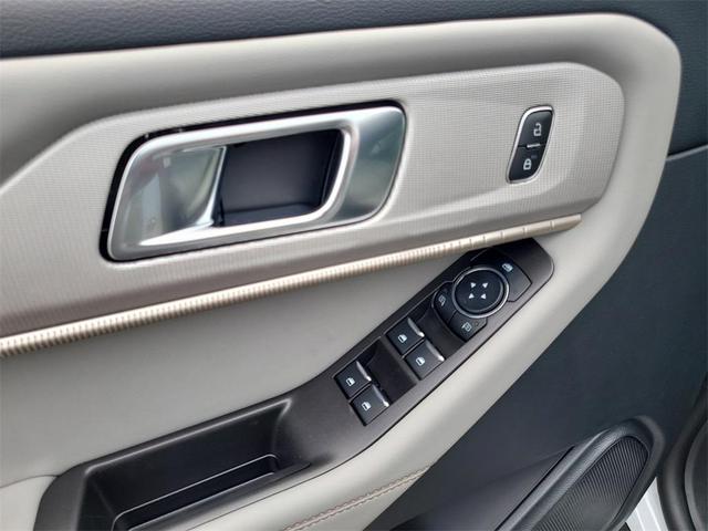 Photo of 2025 Space White Metallic Ford Explorer