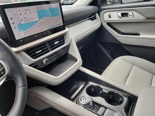 Photo of 2025 Space White Metallic Ford Explorer