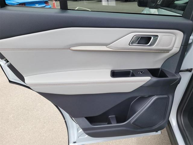 Photo of 2025 Space White Metallic Ford Explorer