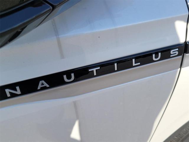 Photo of 2025 White Platinum Metallic Tri-Coat Lincoln Nautilus