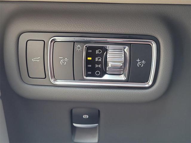 Photo of 2025 White Platinum Metallic Tri-Coat Lincoln Nautilus