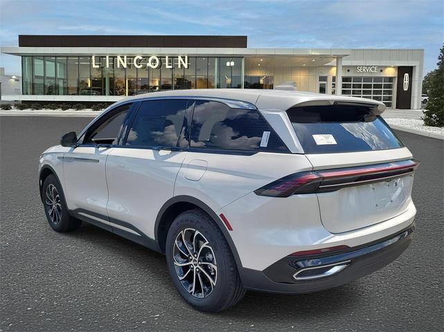 Photo of 2025 White Platinum Metallic Tri-Coat Lincoln Nautilus