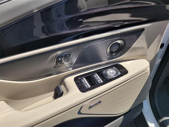 Photo of 2025 White Platinum Metallic Tri-Coat Lincoln Nautilus