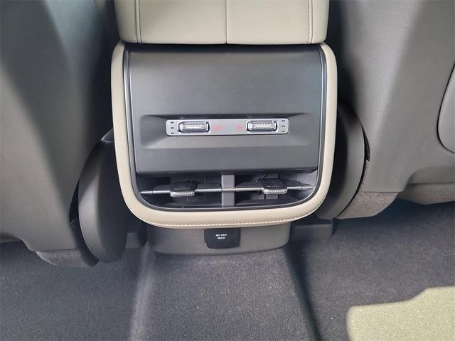 Photo of 2025 White Platinum Metallic Tri-Coat Lincoln Nautilus