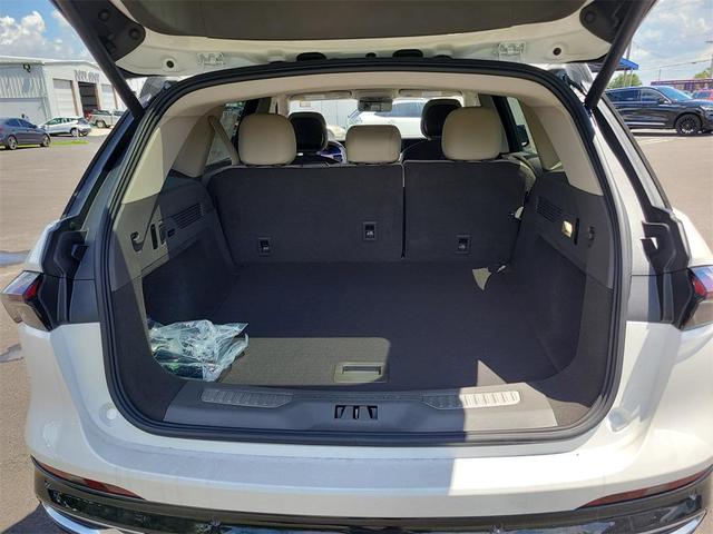Photo of 2025 White Platinum Metallic Tri-Coat Lincoln Nautilus