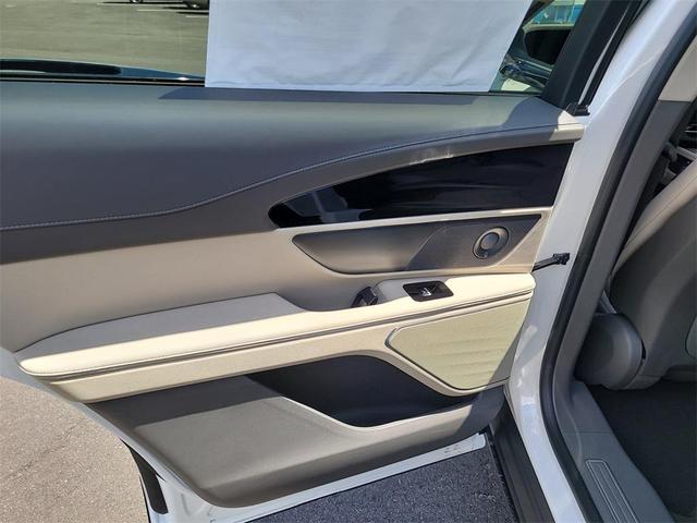 Photo of 2025 White Platinum Metallic Tri-Coat Lincoln Nautilus