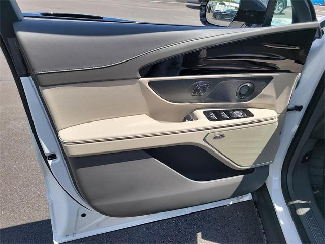Photo of 2025 White Platinum Metallic Tri-Coat Lincoln Nautilus