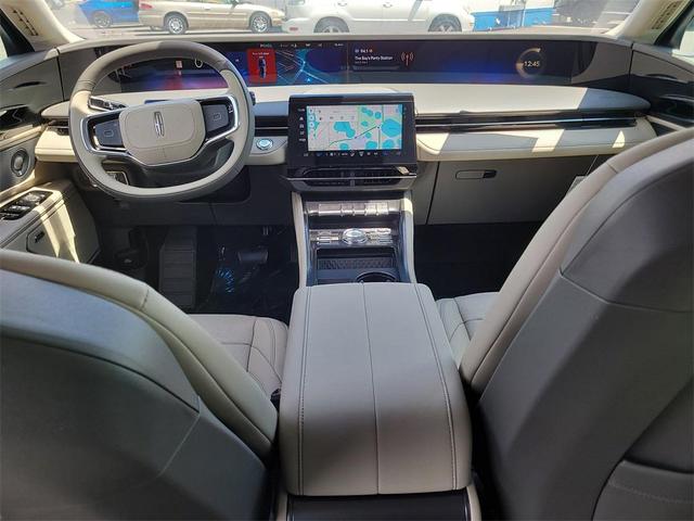 Photo of 2025 White Platinum Metallic Tri-Coat Lincoln Nautilus