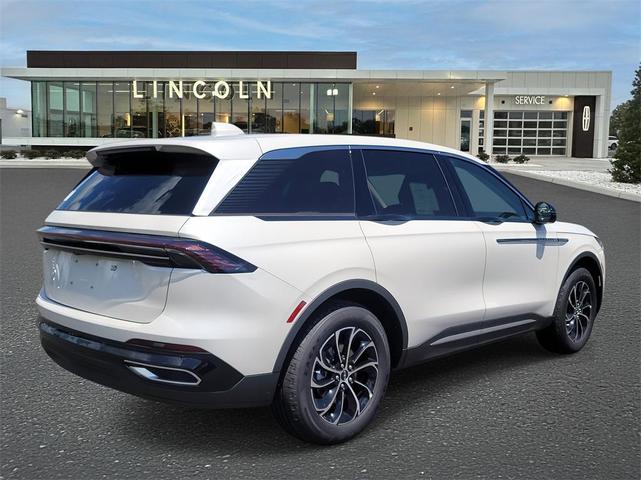 Photo of 2025 White Platinum Metallic Tri-Coat Lincoln Nautilus