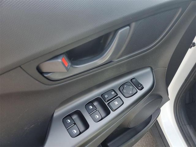 Photo of 2022 Lunar White Hyundai KONA