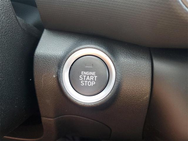 Photo of 2022 Lunar White Hyundai KONA