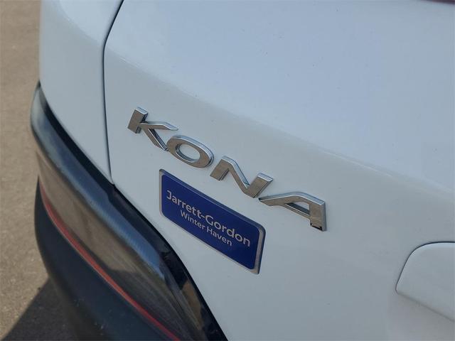 Photo of 2022 Lunar White Hyundai KONA