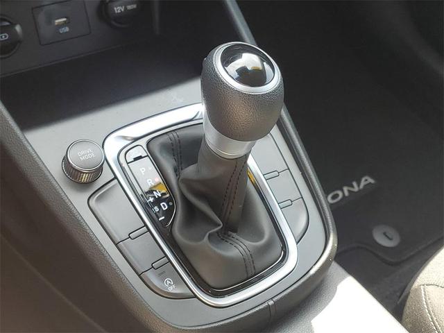 Photo of 2022 Lunar White Hyundai KONA