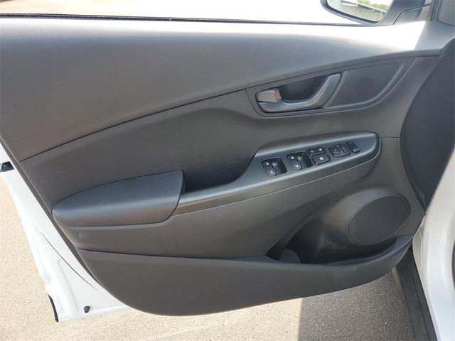 Photo of 2022 Lunar White Hyundai KONA