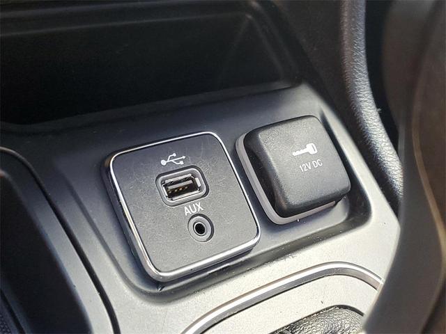 Photo of 2019 Bright White Clearcoat Jeep Cherokee