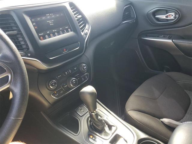 Photo of 2019 Bright White Clearcoat Jeep Cherokee