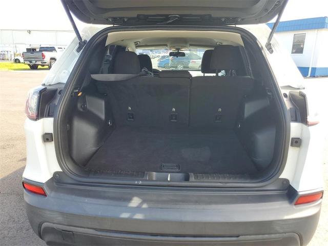 Photo of 2019 Bright White Clearcoat Jeep Cherokee