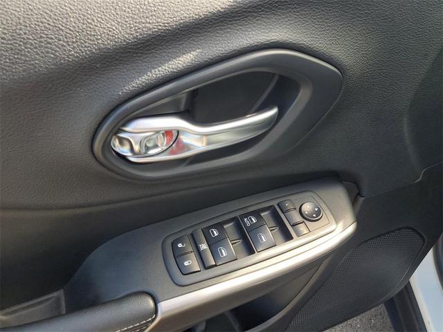 Photo of 2019 Bright White Clearcoat Jeep Cherokee