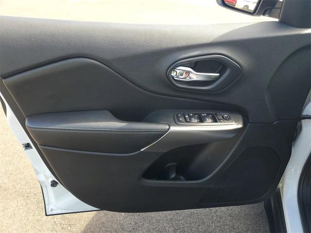 Photo of 2019 Bright White Clearcoat Jeep Cherokee