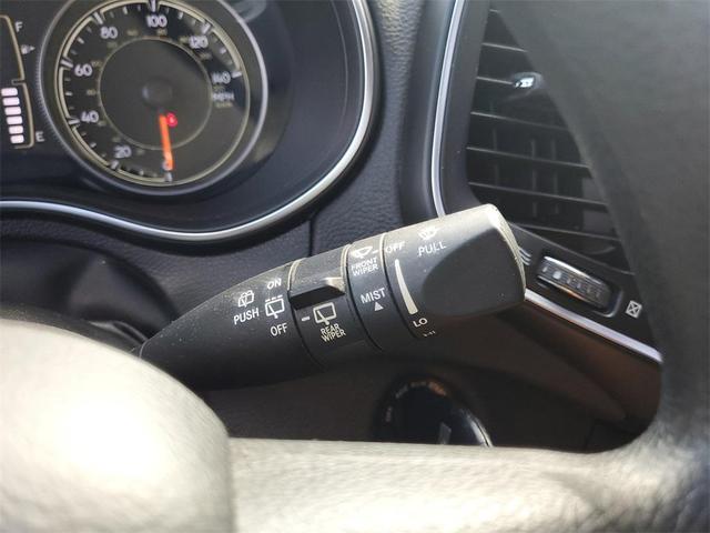 Photo of 2019 Bright White Clearcoat Jeep Cherokee