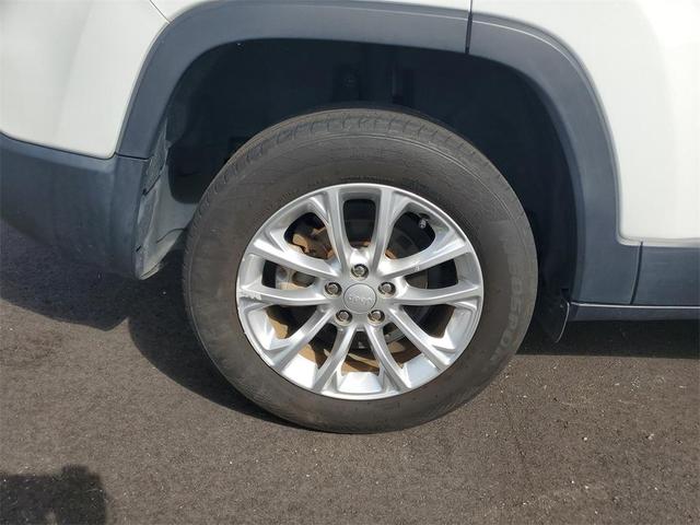 Photo of 2019 Bright White Clearcoat Jeep Cherokee
