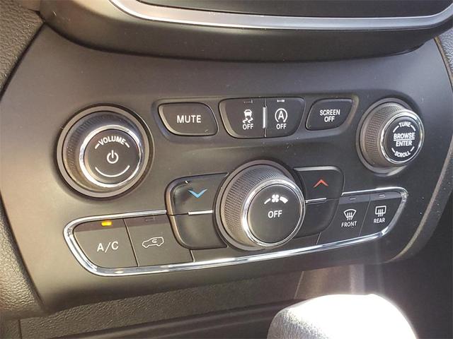 Photo of 2019 Bright White Clearcoat Jeep Cherokee