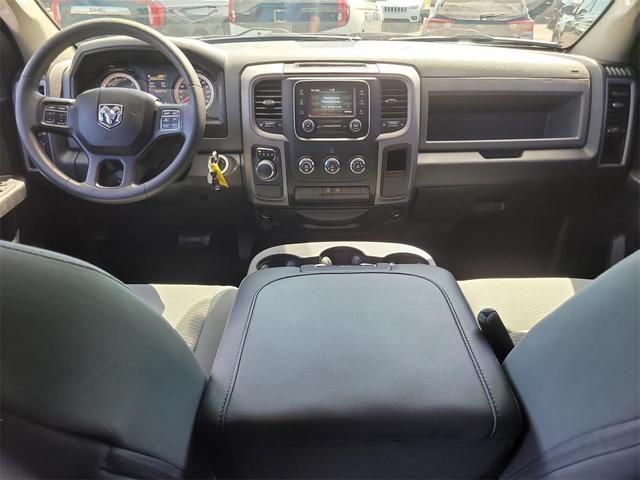 Photo of 2018 Brilliant Black Crystal Pearlcoat RAM 1500