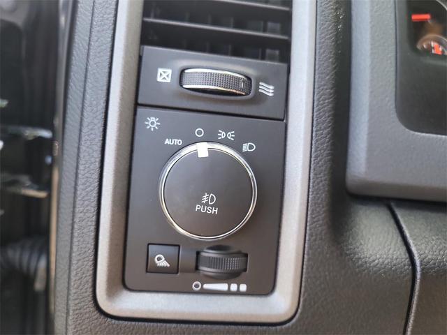 Photo of 2018 Brilliant Black Crystal Pearlcoat RAM 1500