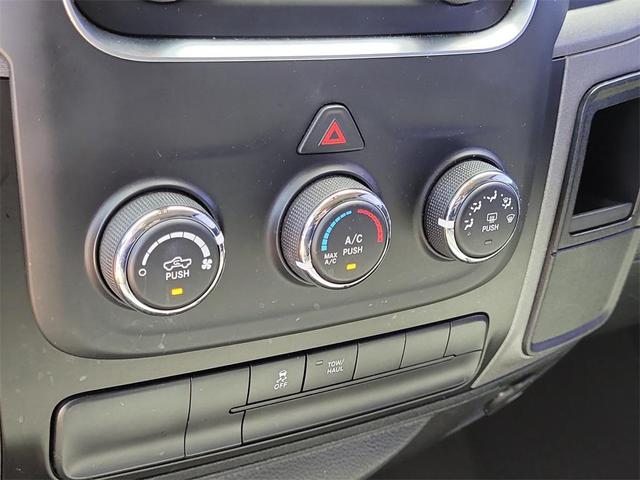 Photo of 2018 Brilliant Black Crystal Pearlcoat RAM 1500