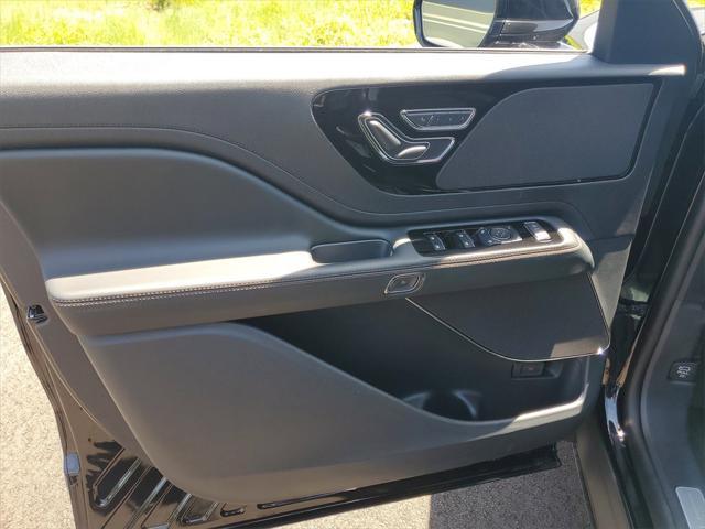 Photo of 2025 Infinite Black Metallic Clearcoat Lincoln Aviator