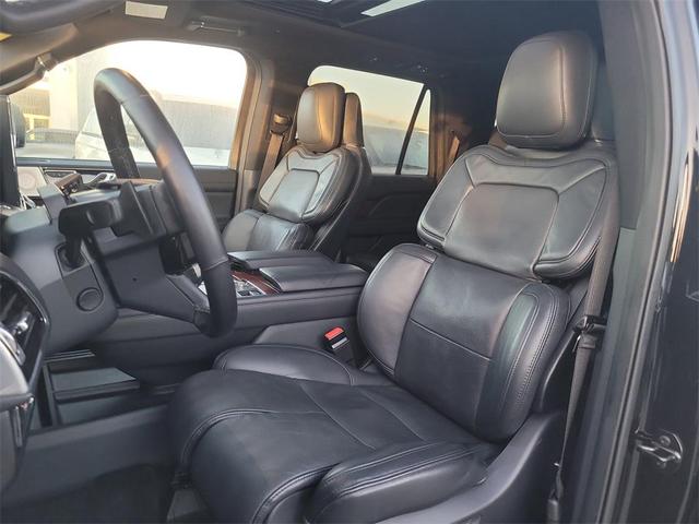 Photo of 2022 Infinite Black Metallic Clearcoat Lincoln Navigator