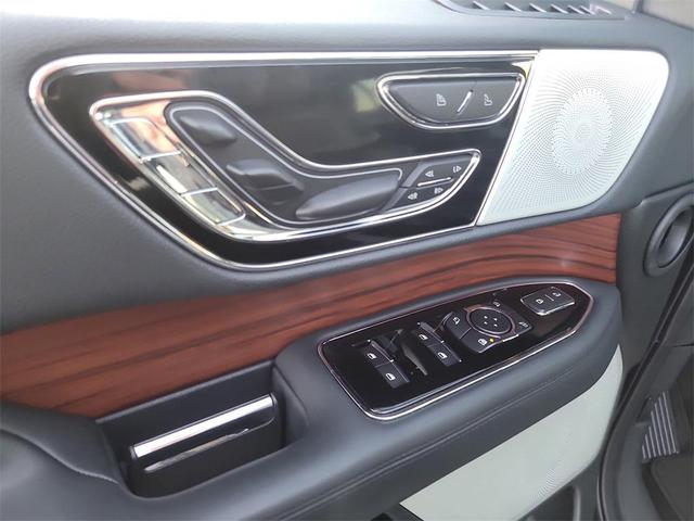 Photo of 2022 Infinite Black Metallic Clearcoat Lincoln Navigator