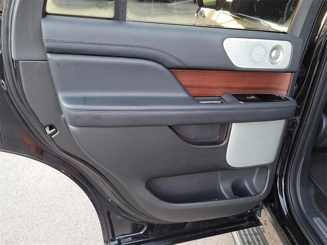 Photo of 2022 Infinite Black Metallic Clearcoat Lincoln Navigator