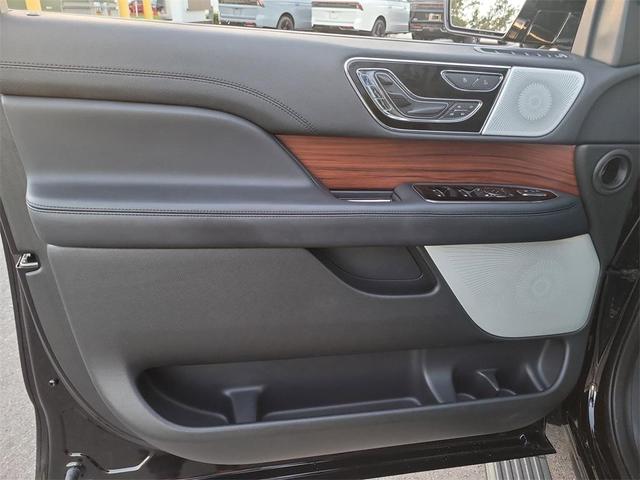 Photo of 2022 Infinite Black Metallic Clearcoat Lincoln Navigator
