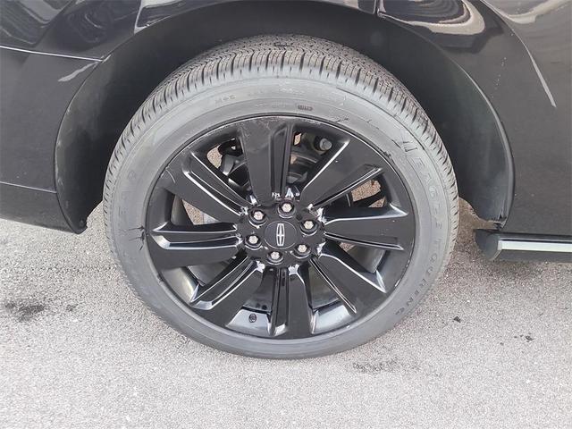 Photo of 2022 Infinite Black Metallic Clearcoat Lincoln Navigator