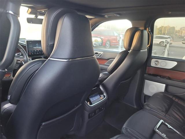 Photo of 2022 Infinite Black Metallic Clearcoat Lincoln Navigator