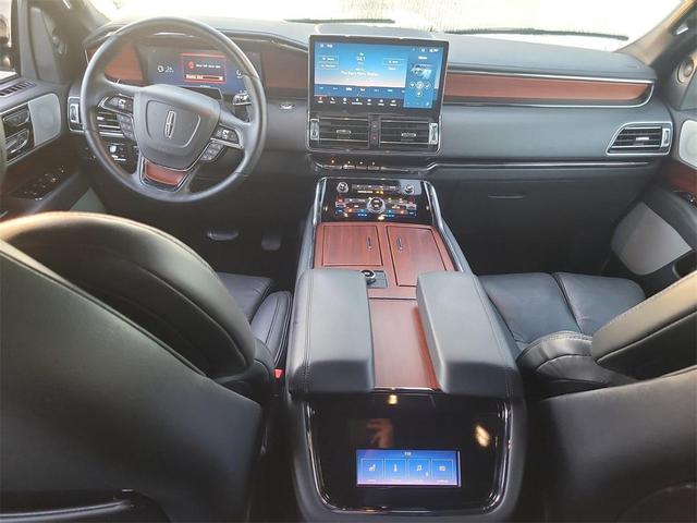 Photo of 2022 Infinite Black Metallic Clearcoat Lincoln Navigator
