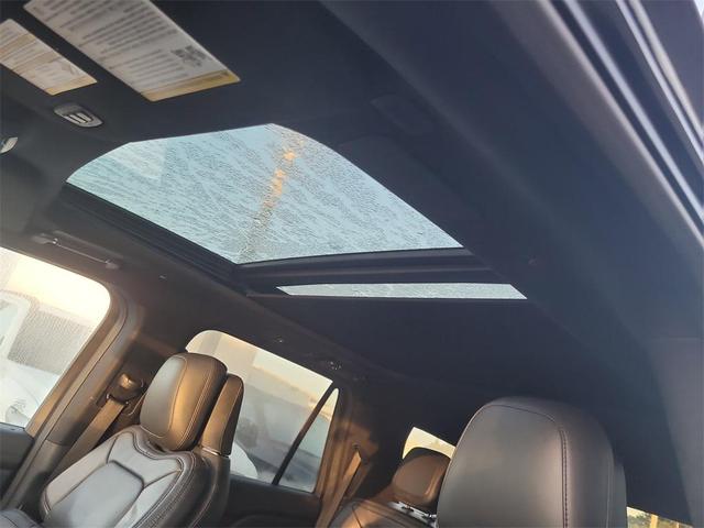 Photo of 2022 Infinite Black Metallic Clearcoat Lincoln Navigator