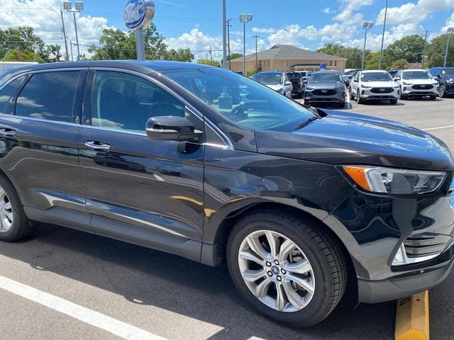 Photo of 2022 Agate Black Metallic Ford Edge