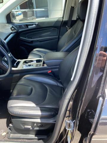 Photo of 2022 Agate Black Metallic Ford Edge