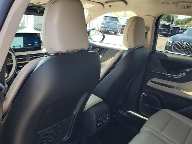 Photo of 2025 Crystal White Metallic Clearcoat Lincoln Corsair